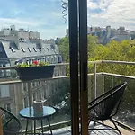 Fabulous Big Studio With Balcon Arc Of Triumph